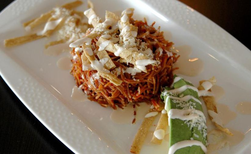 Entre los platos fuertes elegidos por los comensales destacaron delicias como chile en nogada,  salmón adobado con salsa de cítricos y sopa de fideos secos.