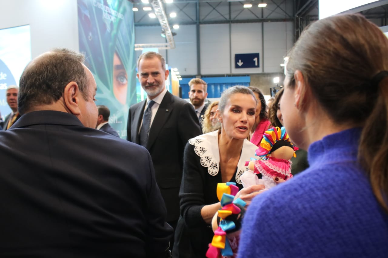 La muñeca queretana Lele saludó a los reyes de España en Madrid