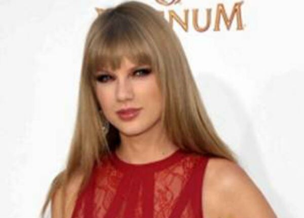 Taylor Swift presentará show de nominados a Grammy
