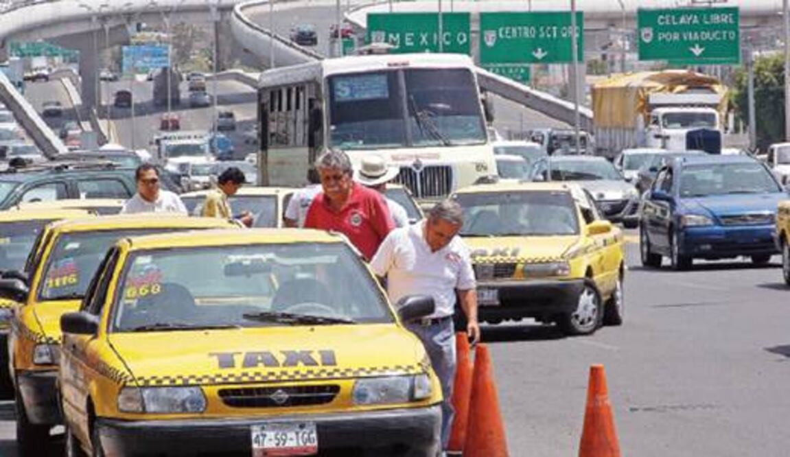 Proliferan taxistas "piratas"