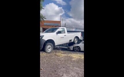 Camioneta termina encima de un autos en Bernardo Quintana