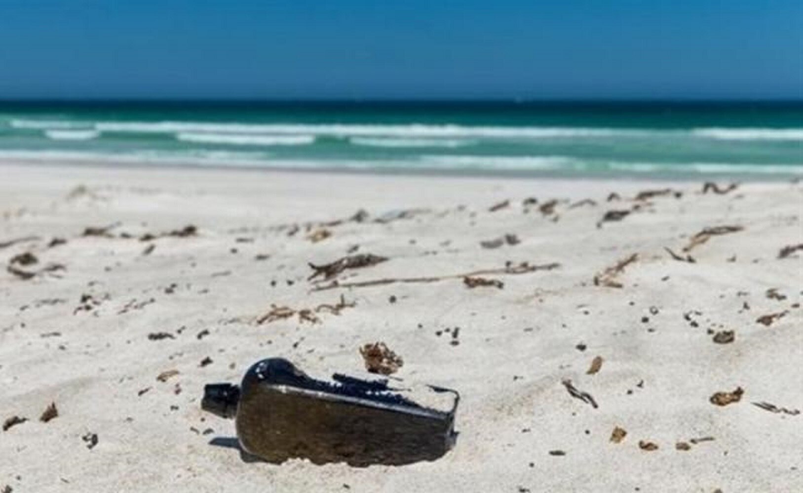 Regresa mensaje dentro de una botella de ginebra 132 años después