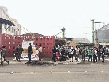 Marchan maestros de SJR contra reforma