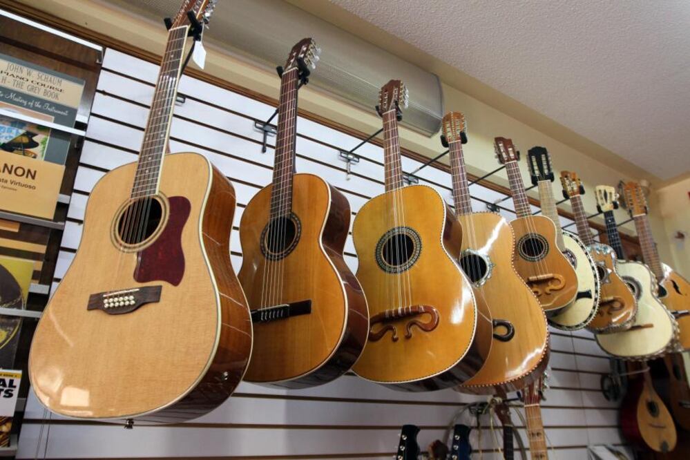 Manuel Chávez, reparador de instrumentos de cuerda desde hace más de 30 años y cuya tienda se ubica en el corazón del Centro Histórico, en el cruce de las calles Guerrero y Pino Suárez, frente al templo de Santo Domingo