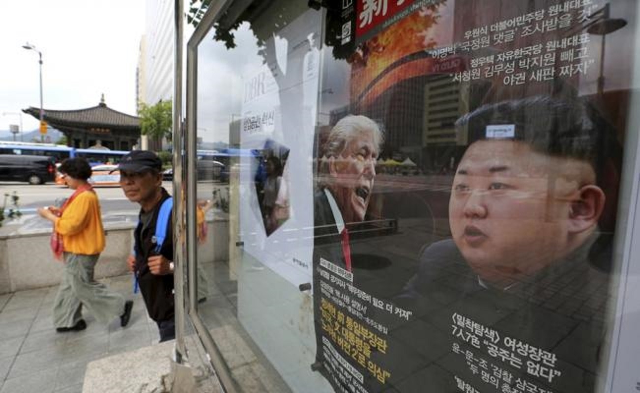 La portada de una revista surcoreana, en la que aparecen el presidente de Estados Unidos, Donald Trump, y el líder norcoreano Kim Jong Un (Foto: AP)