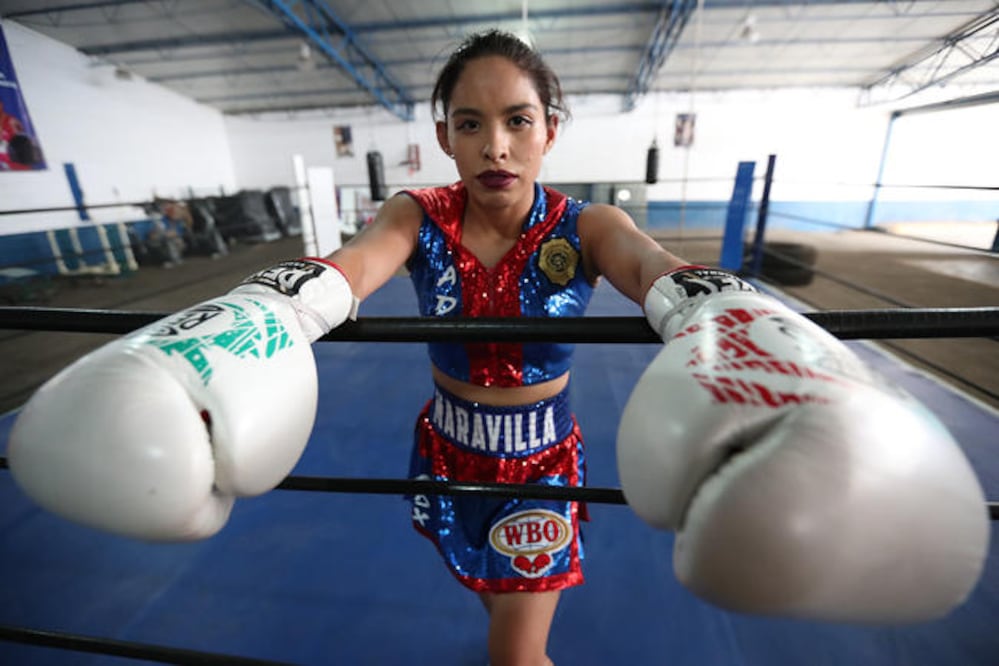 El uniforme que porta para boxear es un traje azul con rojo, colores representativos de la SSP-CDMX, sus guantes blancos y sus zapatillas fueron un regalo del propio titular de la dependencia. (Fotos: ARIEL OJEDA)
