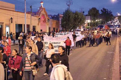 Docentes “abarrotan” Centro contra reforma 