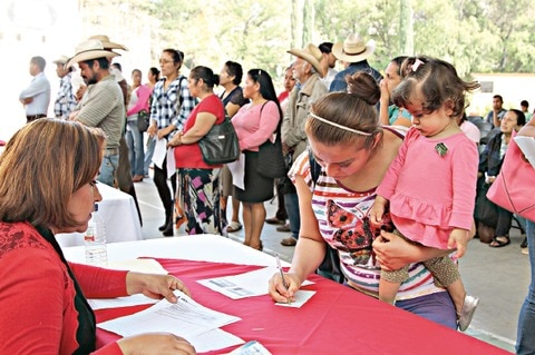 Benefician a 118 familias con bonos
