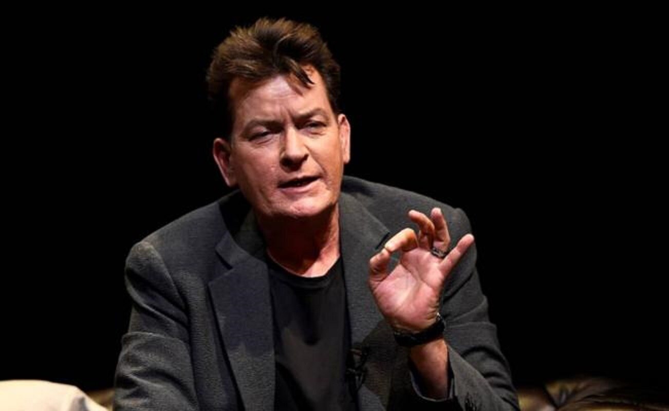 Charlie Sheen demanda a periódico por difamación