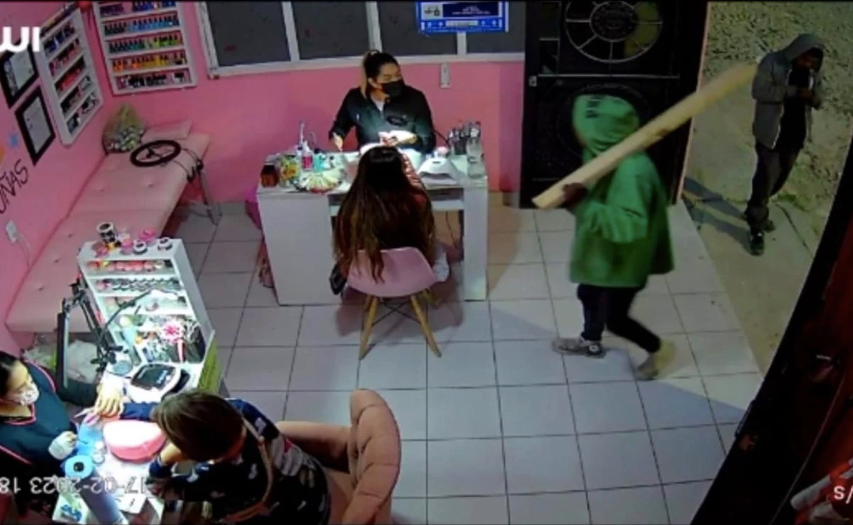 Video. Armado con un palo, sujeto asaltó un salón de uñas en Querétaro