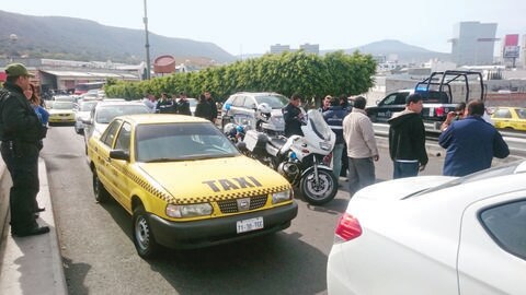 Continúan disputas entre taxistas y choferes de Uber