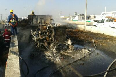 Tráiler calcinado en la carretera a Bernal