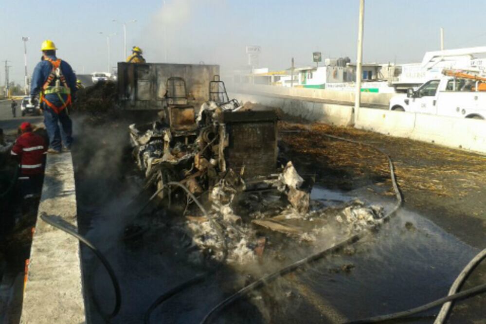 Tráiler calcinado en la carretera a Bernal
