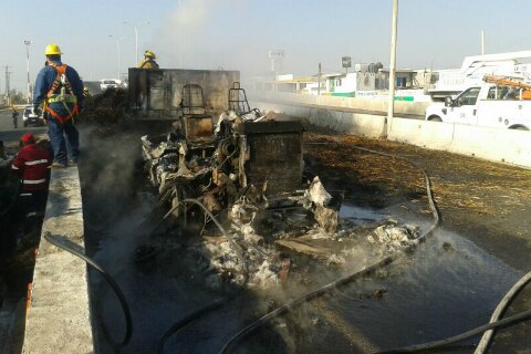 Tráiler calcinado en la carretera a Bernal