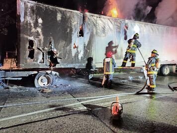 Tráiler cargado de estufas se incendia en el Libramiento Noreste