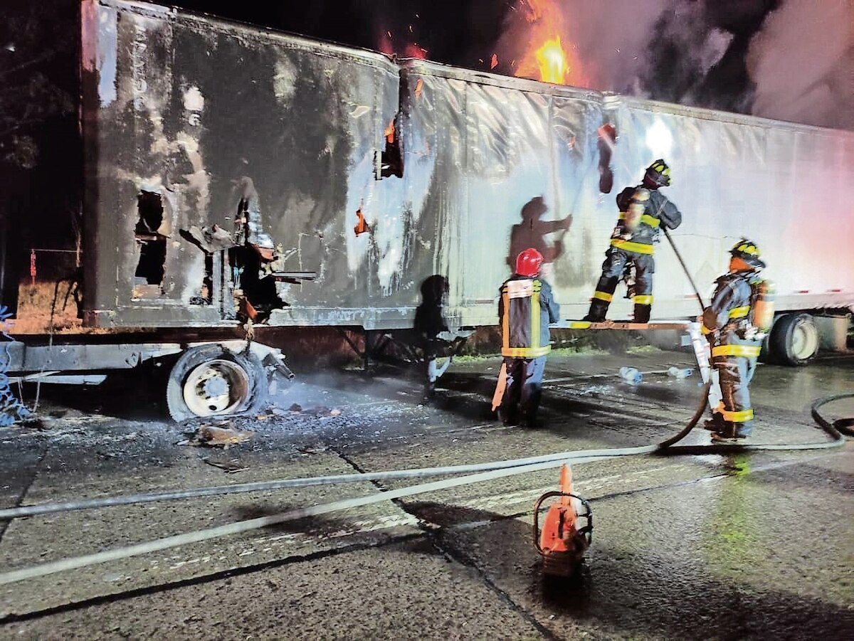 Tráiler cargado de estufas se incendia en el Libramiento Noreste