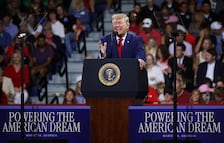 Trump vuelve a insinuar un tercer mandato: "Me encantaría"
