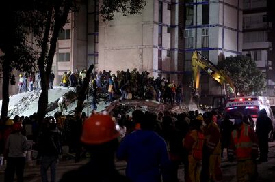 Con los puños arriba: ¡Silencio!