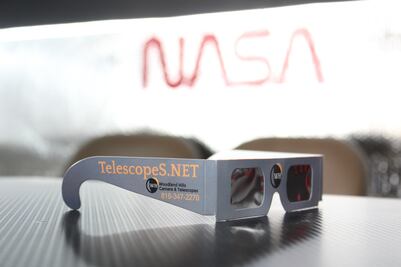 Usa lentes adecuados para ver el eclipse solar, pide la Secretaría de Salud