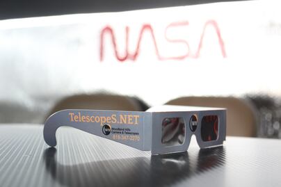 Usa lentes adecuados para ver el eclipse solar, pide la Secretaría de Salud