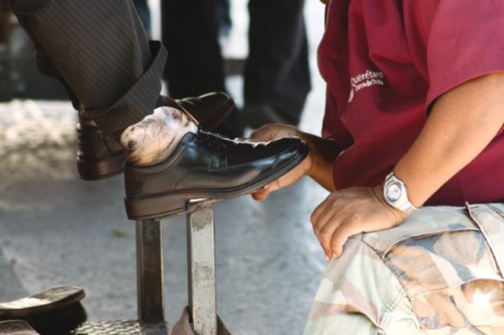 Entrega gobierno apoyos a limpiabotas