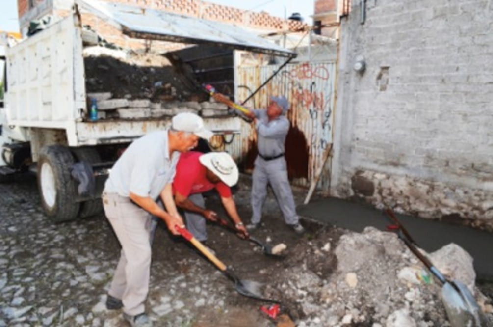 Retiran basura y escombro de alcantarillas ante lluvias