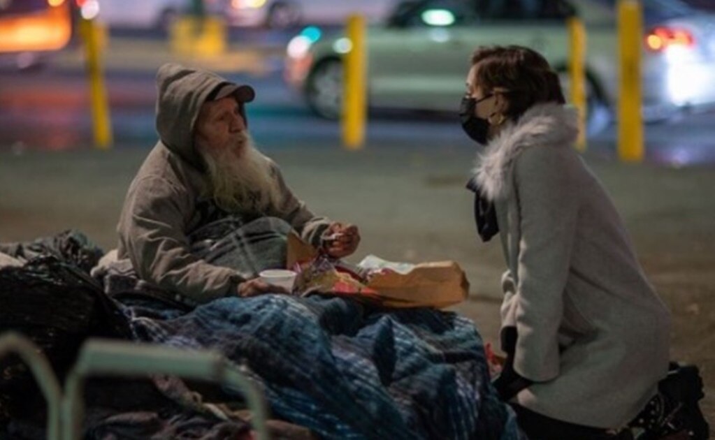 Ahora piden a Samuel y a Mariana "adoptar" a adultos mayores en situación de calle