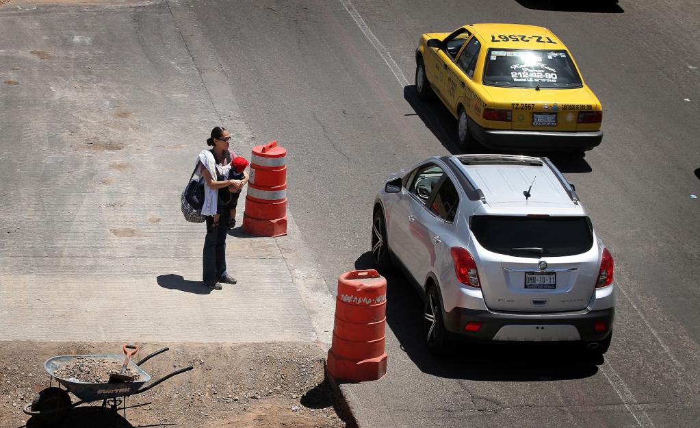 En cada cuerpo de dicha vialidad, se construye un carril exclusivo de concreto hidráulico