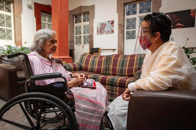 Abuelitos reciben visitas de esperanza