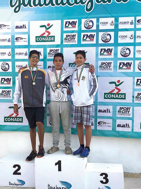 Queretanos lucen en aguas abiertas