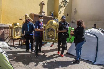 Caminan desde el centro del país para honrar a la Virgen de San Juan de Los Lagos 