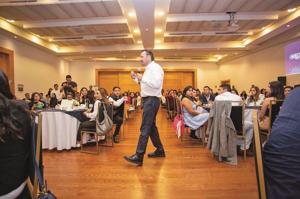 Pide Kuri a jóvenes participar en toma de decisiones