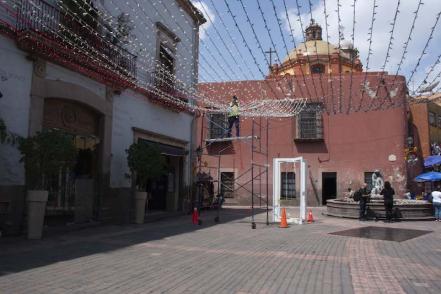 Con luces, guirnaldas y un túnel de sombrillas, así se pinta de los colores patrios la ciudad de Querétaro 