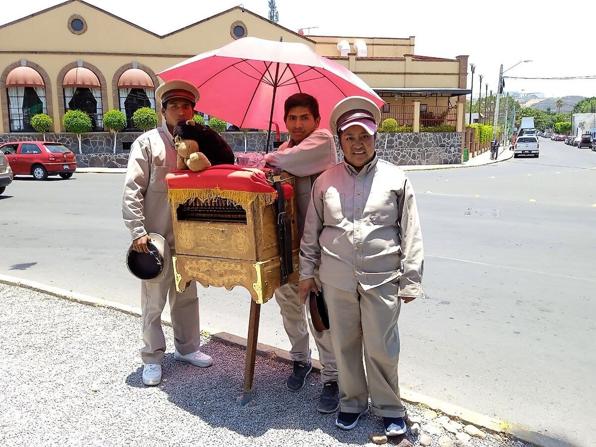 Organilleros se resisten a tocar una última canción en Querétaro