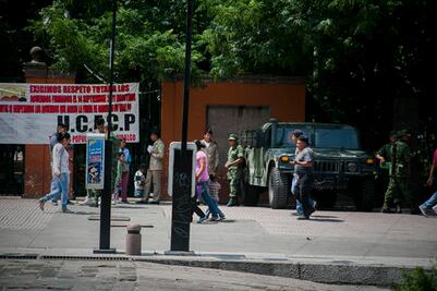 Denuncian ambulantes intento de desalojo