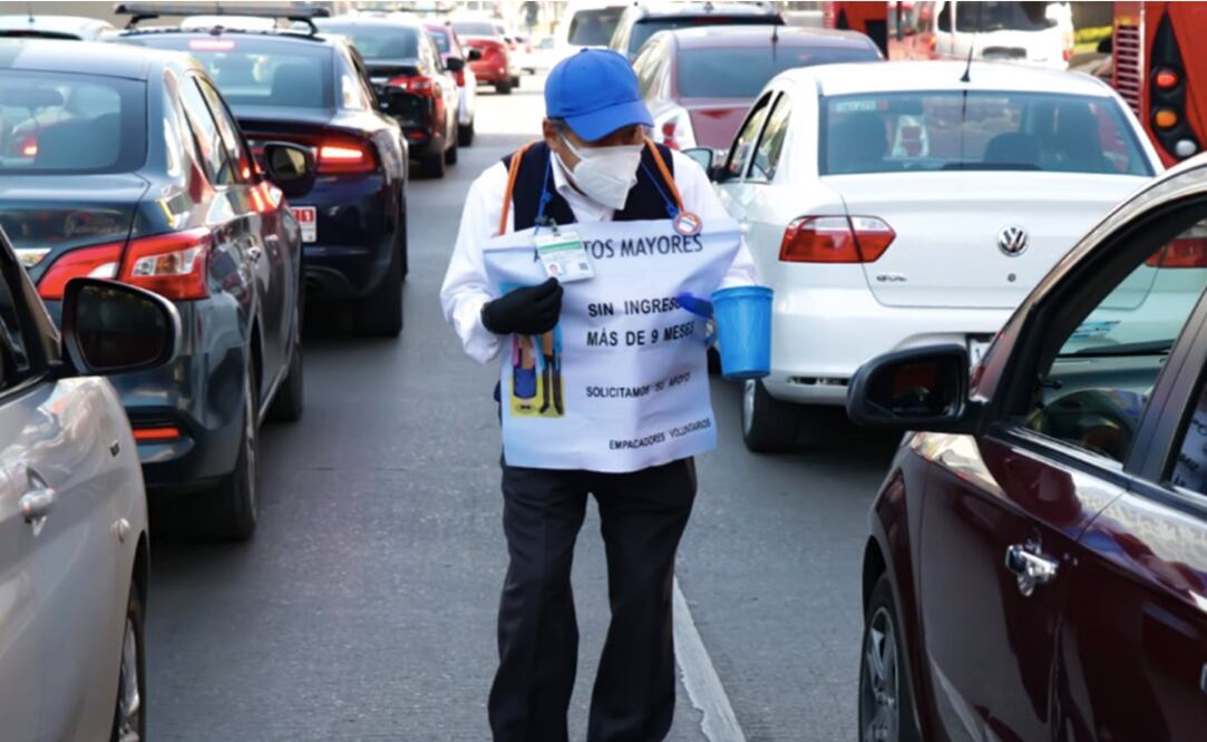 Abuelitos salen a la calle a pedir limosna tras 10 meses sin empleo como "cerillitos" por el Covid-19