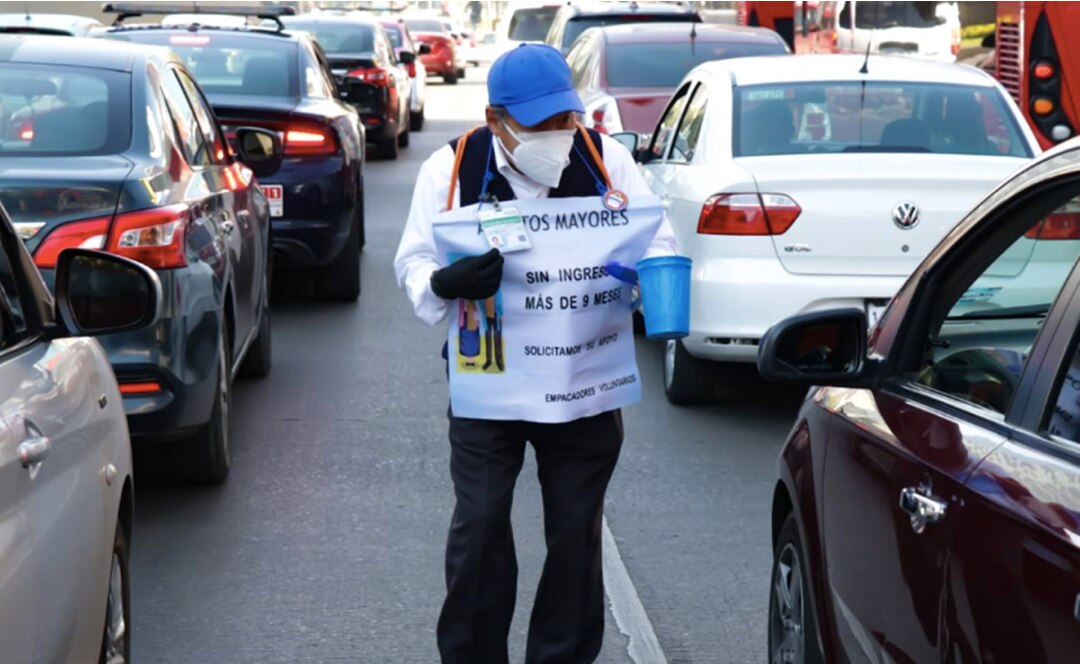 Abuelitos salen a la calle a pedir limosna tras 10 meses sin empleo como "cerillitos" por el Covid-19