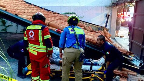 Colapsa estructura en vivienda de Juriquilla; reportan un lesionado