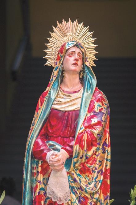 Elegancia y belleza en la Virgen Dolorosa