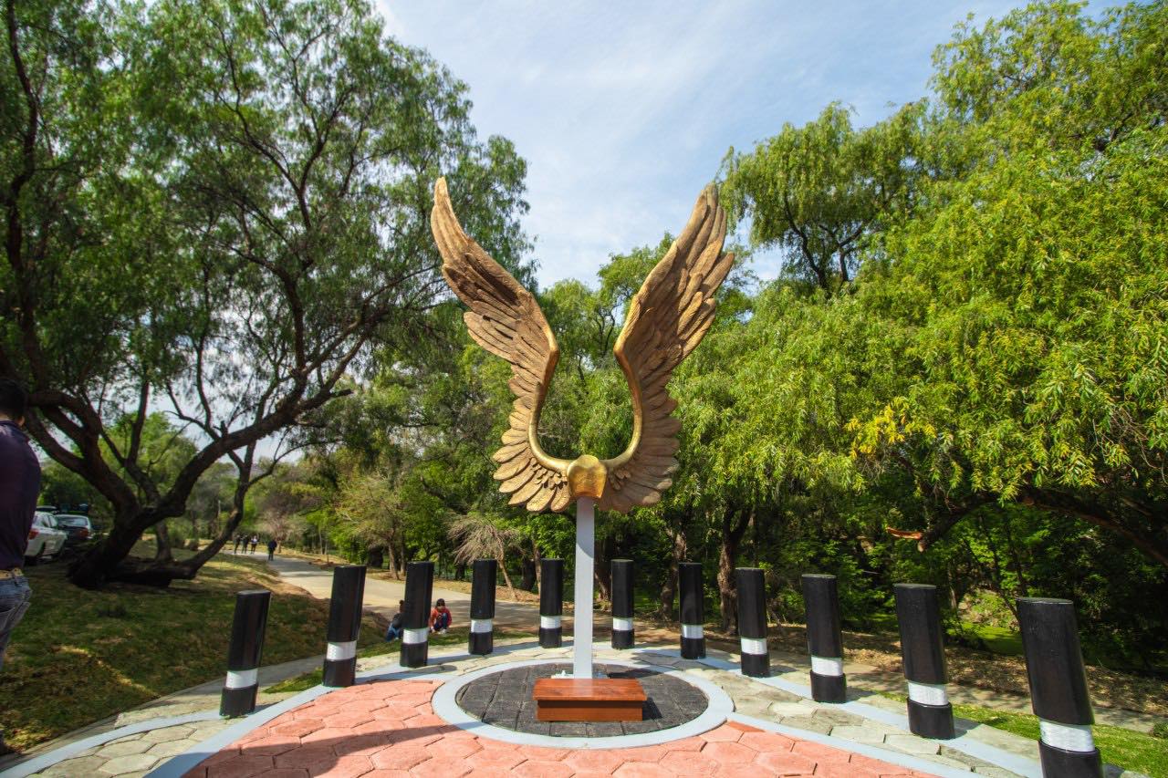 Nuevo atractivo turístico; instalan escultura "en forma de alas" en San Juan del Río