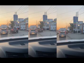 Video. Camioneta se sube a la banqueta para evitar el tráfico