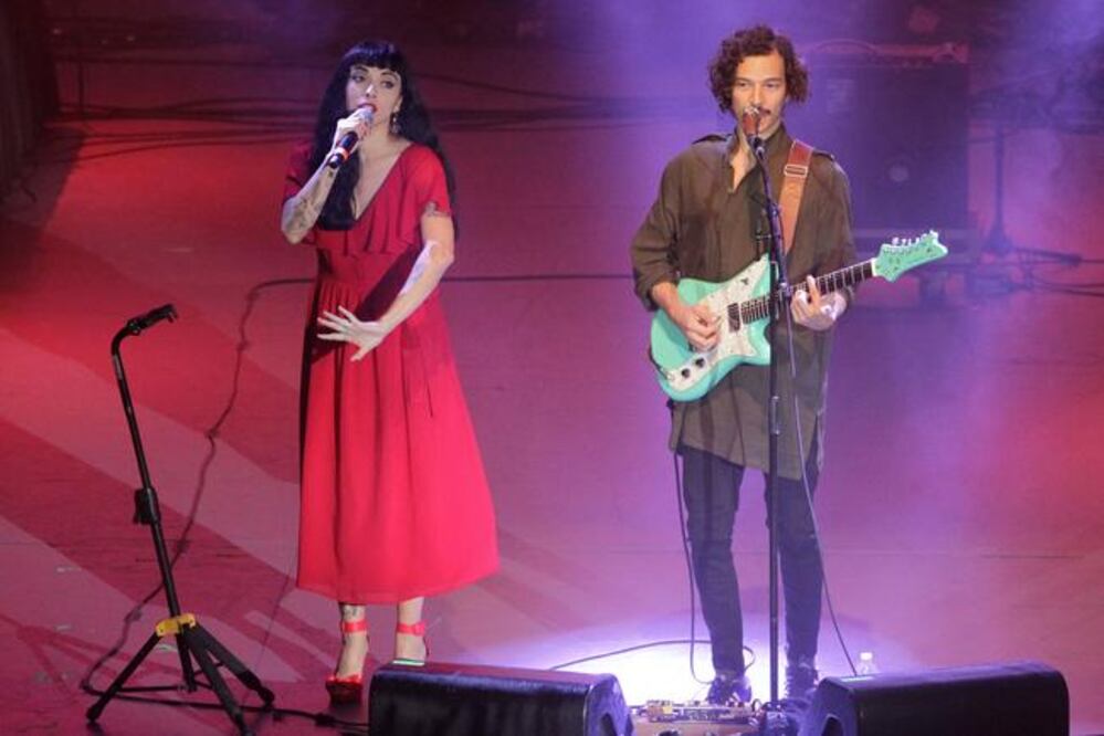 Mon Laferte y Caloncho le ponen calor al Auditorio