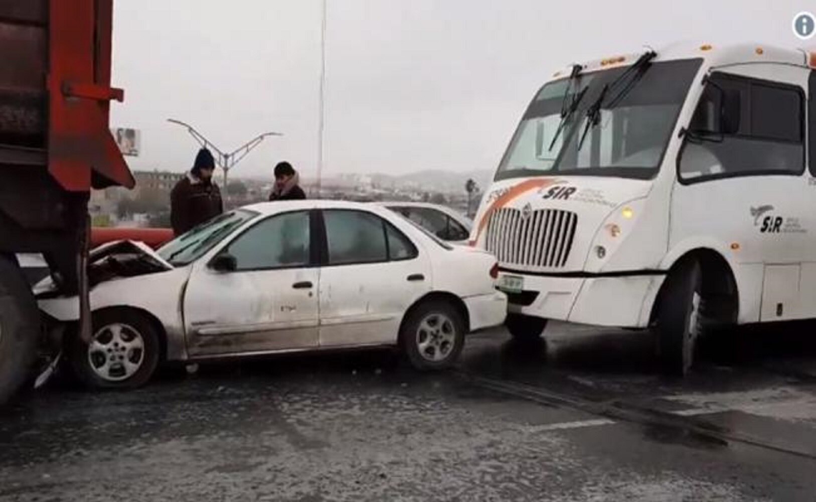 Carambola de 28 autos deja dos heridos en Monterrey