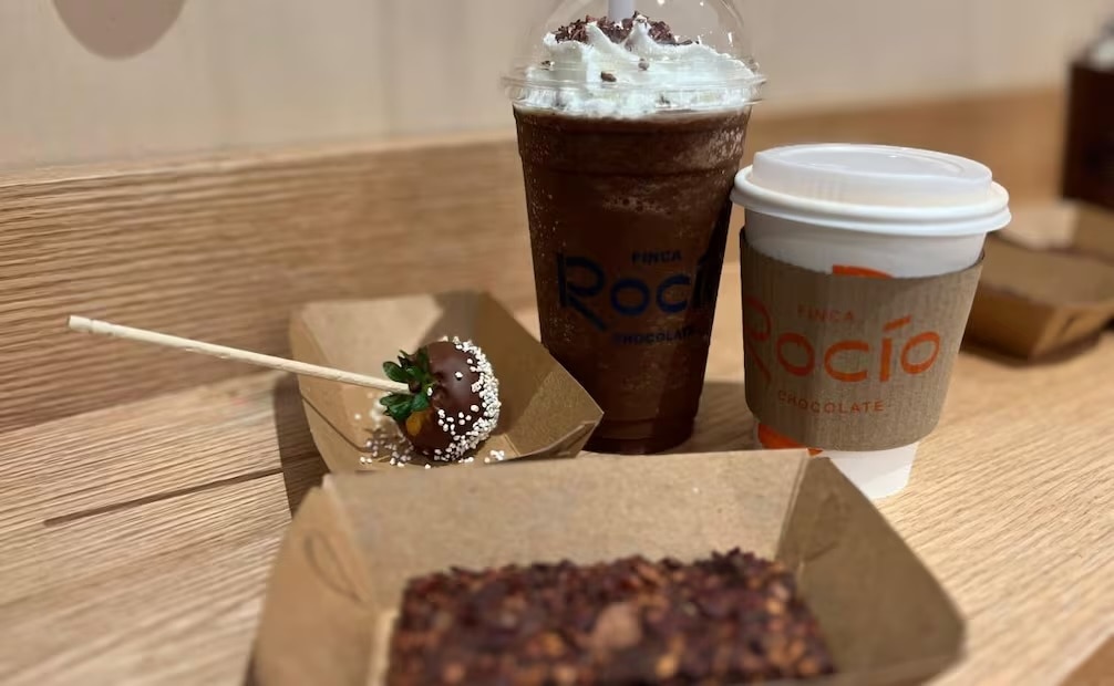 Entre lo más comprado destacan los brownies, frappés de cacao y bebidas de chocolate cliente. Foto: Erick Moctezuma/ EL UNIVERSAL