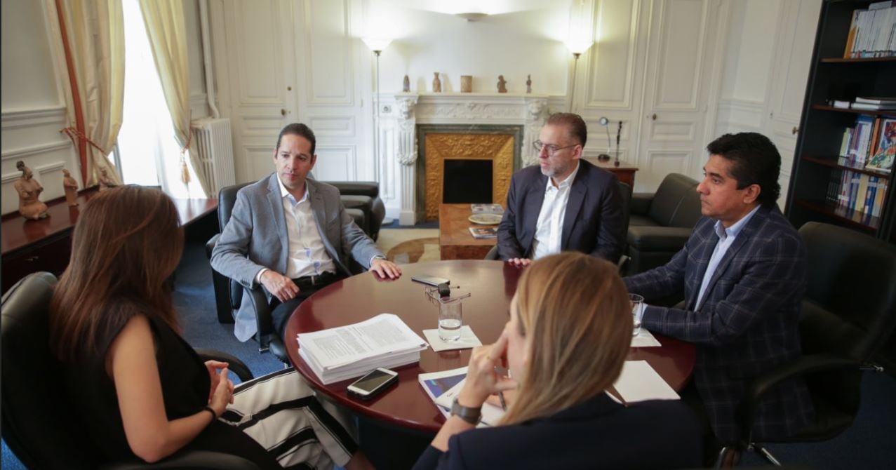 La reunión se celebró en París como parte de la gira del mandatario por Europa. Foto: Twitter