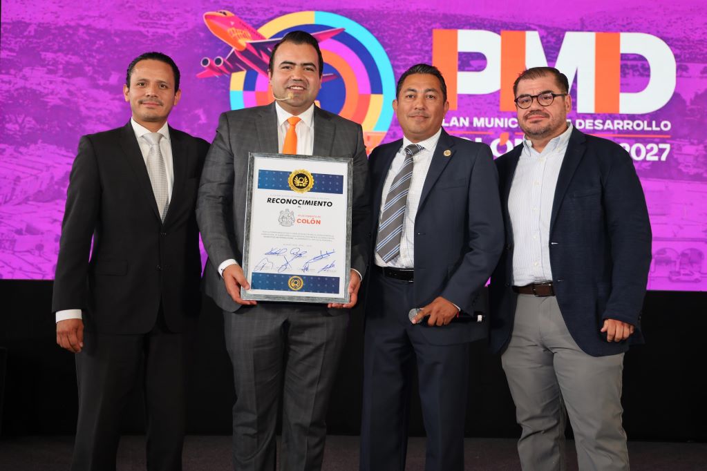 Entregan reconocimiento a Colón por ser el primer municipio en haber concluido la capacitación "Municipios Anticorrupción". FOTO. ESPECIAL