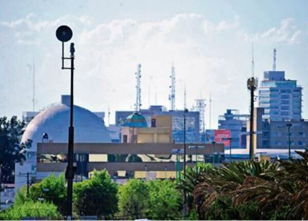 Dan mantenimiento a cámaras de vigilancia