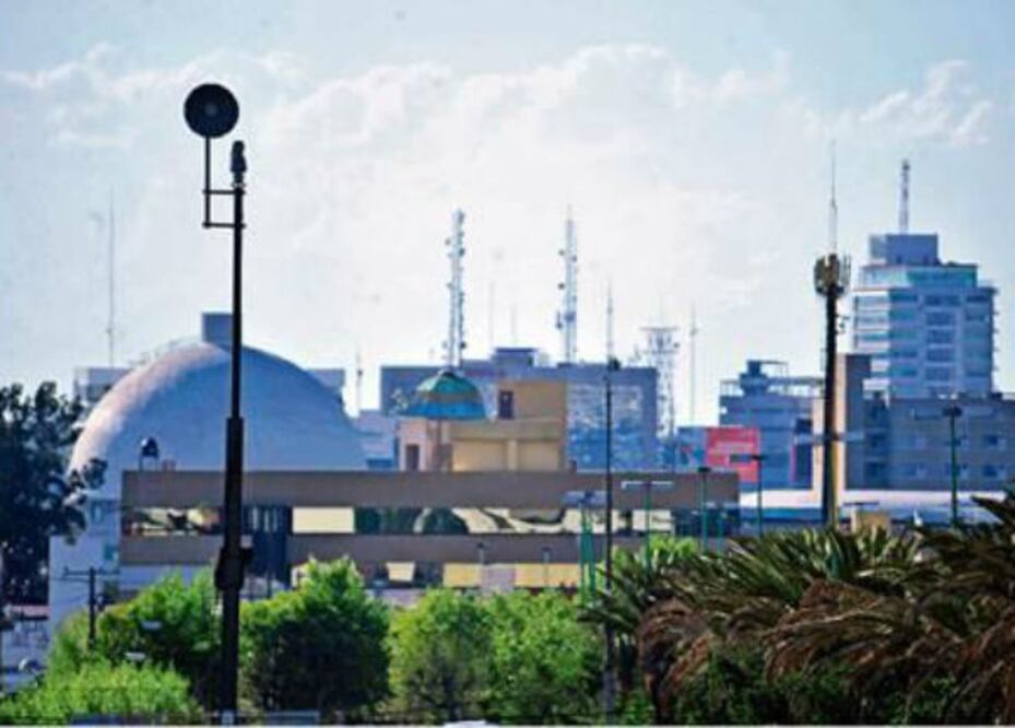 Dan mantenimiento a cámaras de vigilancia