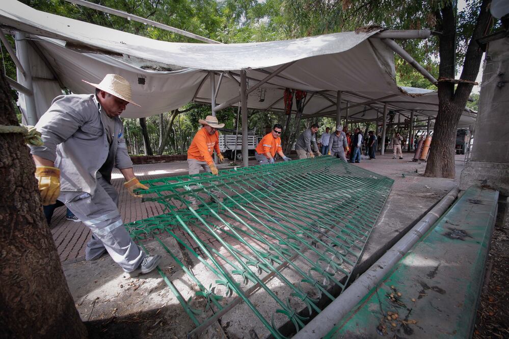 Retiran estructuras y rejas de La Alameda
