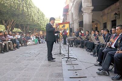 Banda agasaja a capitalinos 